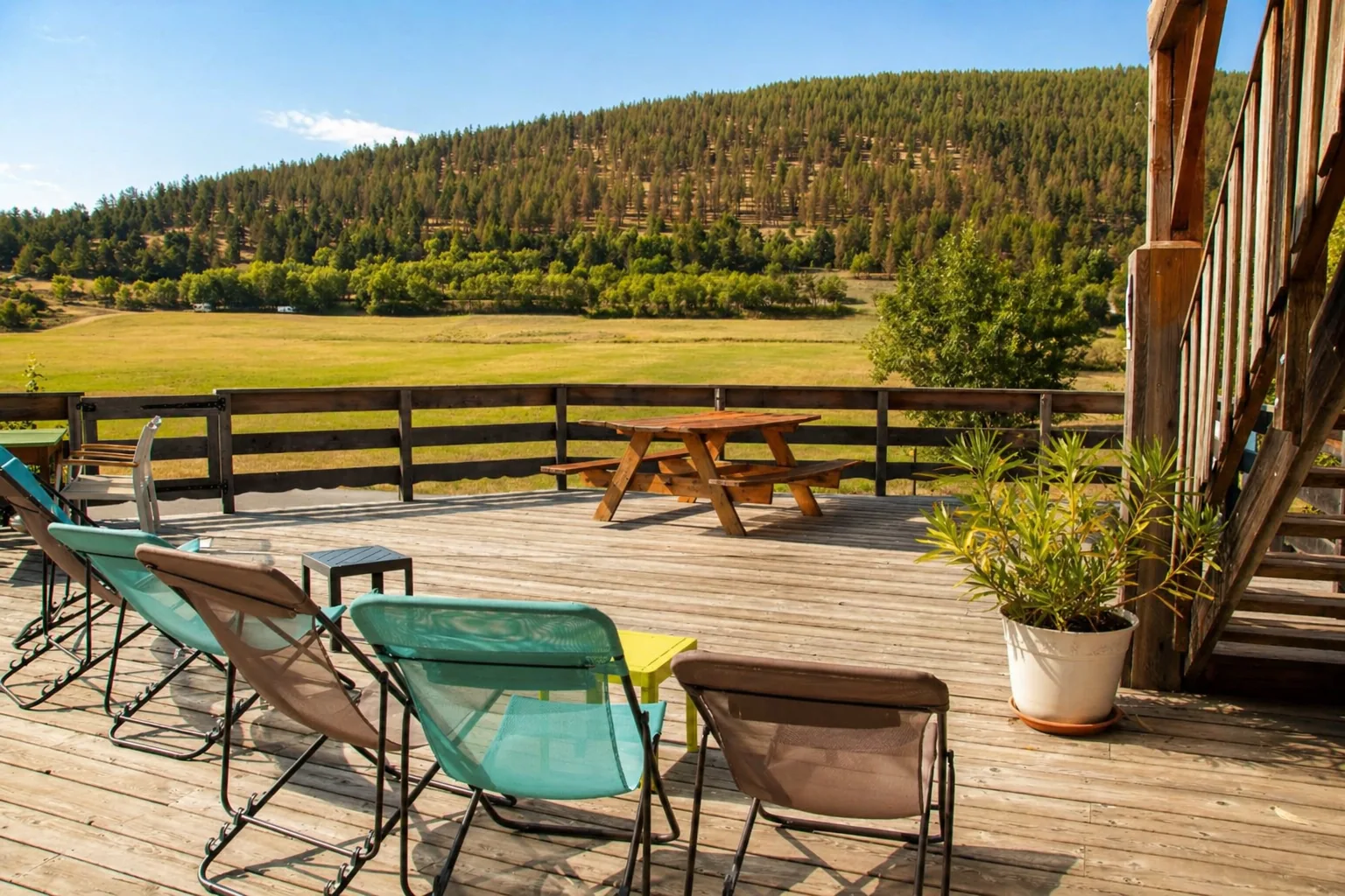 Terrasse du gîte, départs d’itinéraires et retour au calme après l’activité.