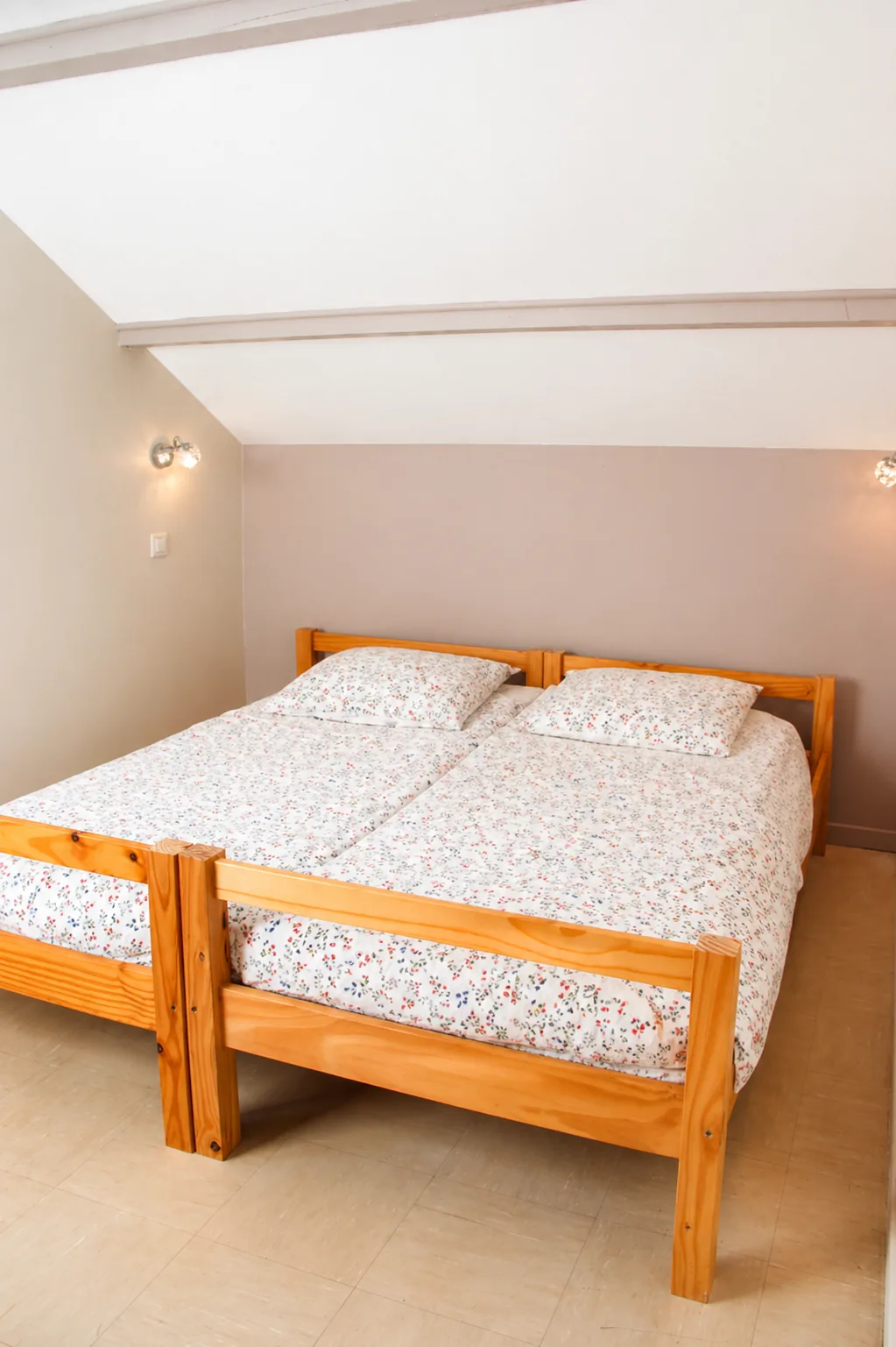 Chambres du gîte avec plusieurs couchages.
