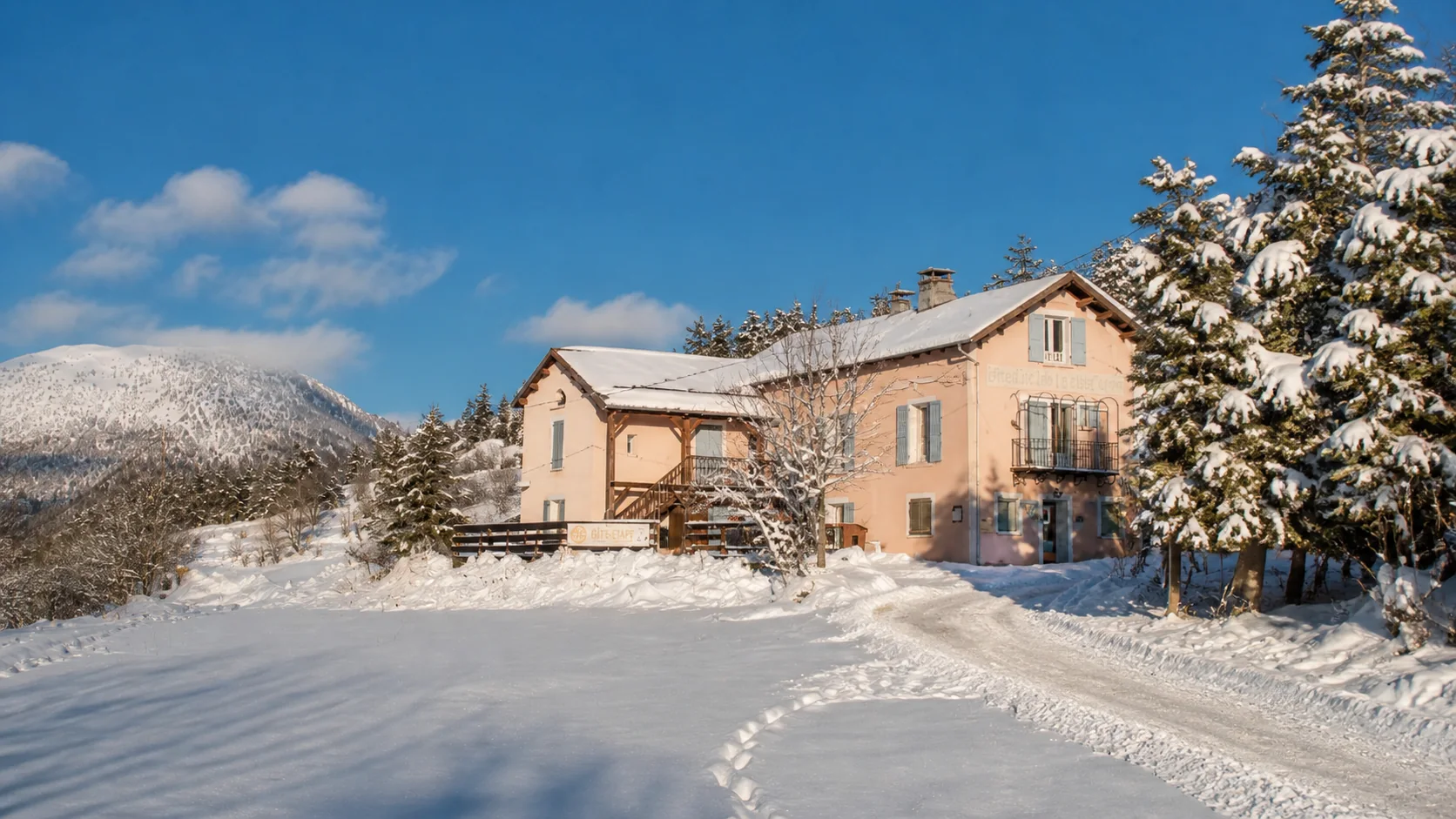 Gîte La Colle Saint Michel en hiver avec volets gris
